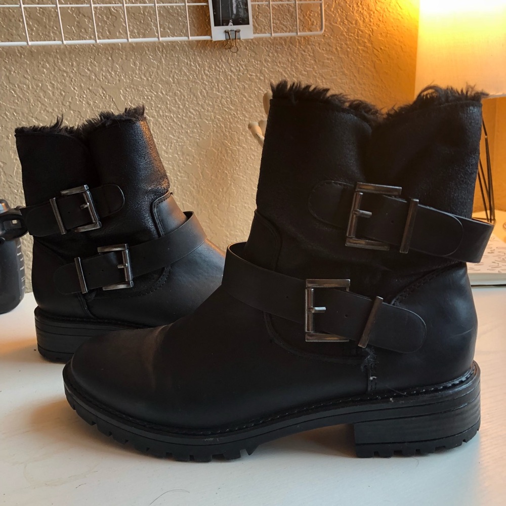 Black fur lined buckle boots